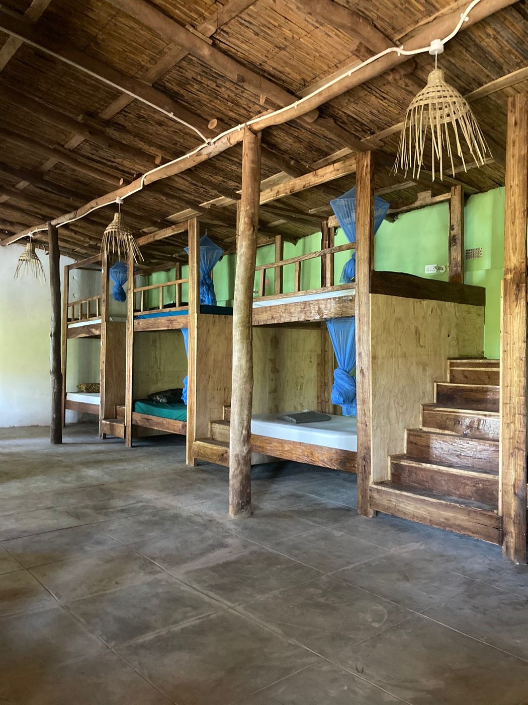 Dormitorio compartido con literas de madera