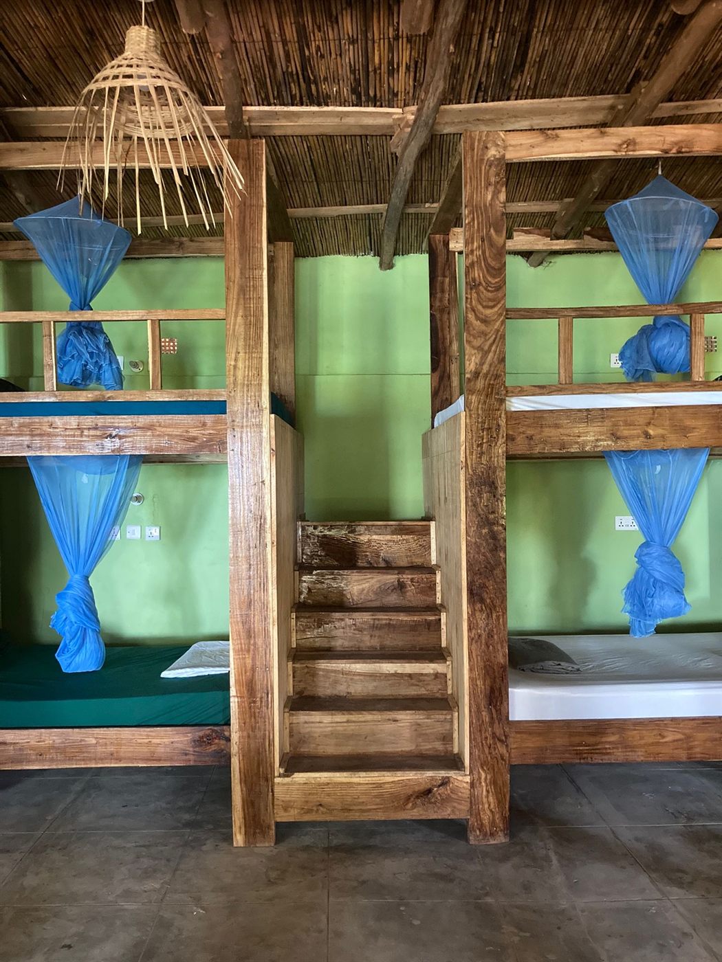 Literas con escalera de madera