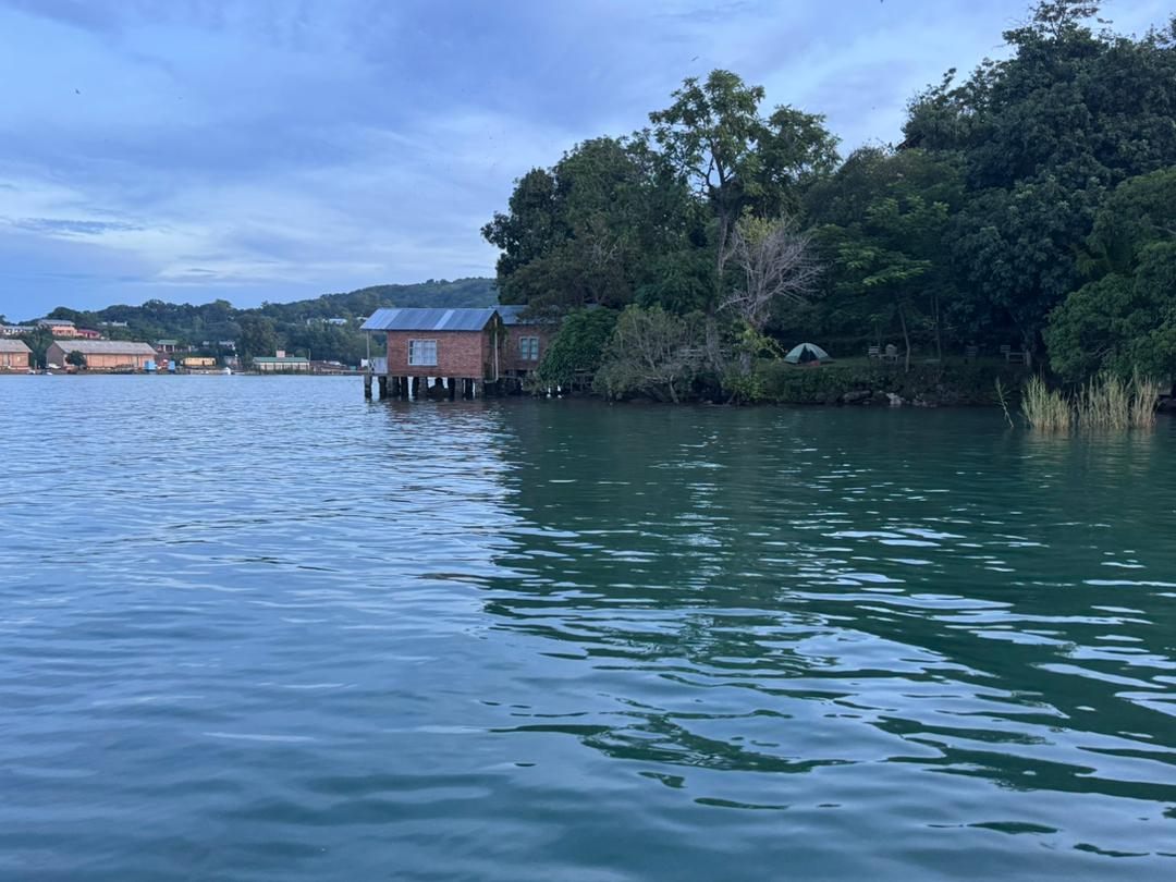 El lodge visto desde el lago