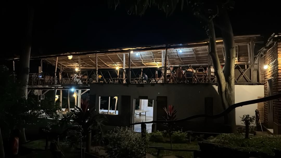 Restaurante y terraza de noche