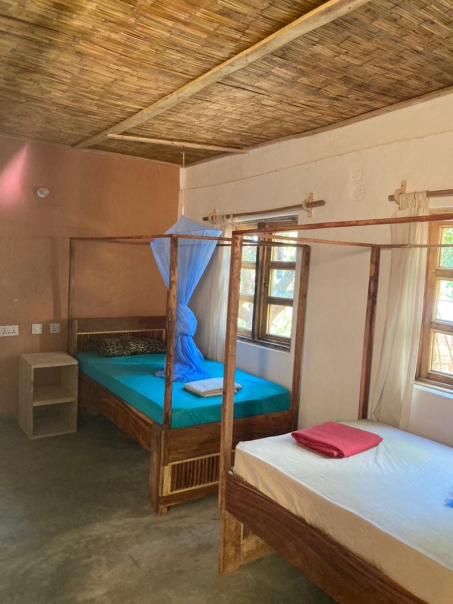 Deluxe room with twin beds, bamboo ceiling and mosquito nets